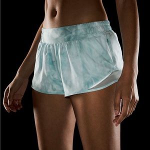 Lululemon hotty hot 2.5 inch size 6 shorts